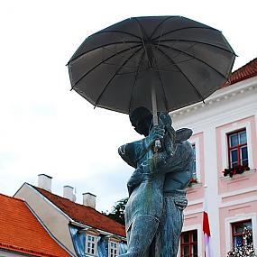 Тартуская скульптура "Целующиеся студенты"