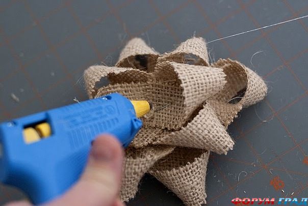 Скрепляются посередине