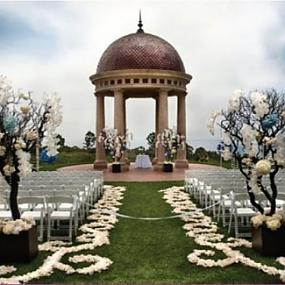 25-romantic-wedding-aisle-petals-decor-ideas-10