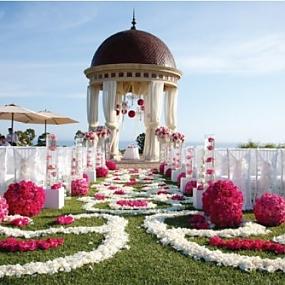 25-romantic-wedding-aisle-petals-decor-ideas-18