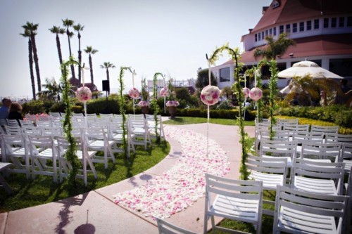 25-romantic-wedding-aisle-petals-decor-ideas-19