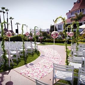 25-romantic-wedding-aisle-petals-decor-ideas-19