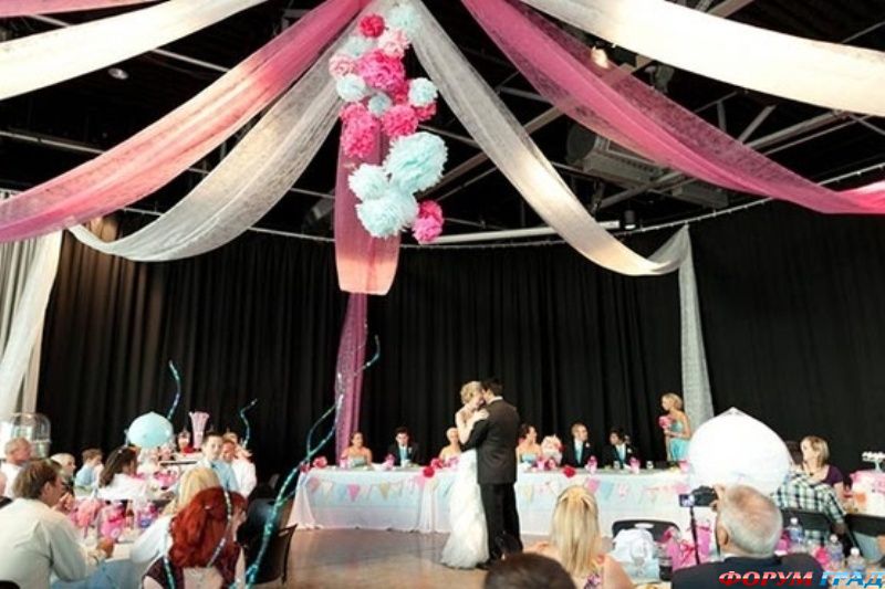 30-hanging-paper-pompoms-decor-ideas-for-your-wedding
