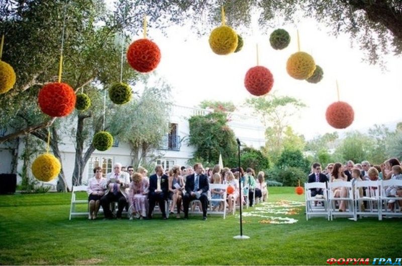 30-hanging-paper-pompoms-decor-ideas-for-your-wedding