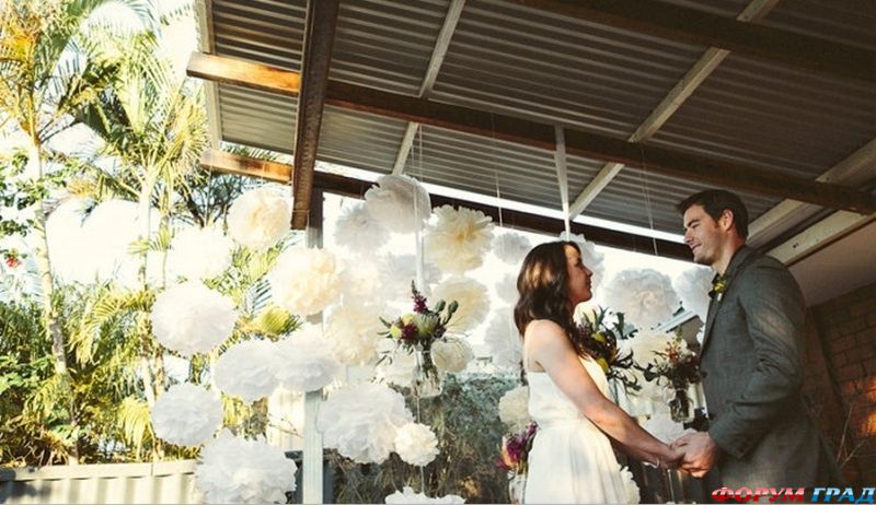 30-hanging-paper-pompoms-decor-ideas-for-your-wedding
