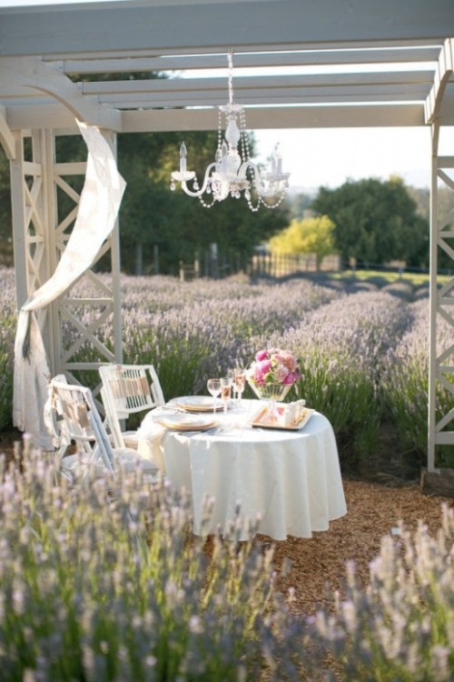 decorating-sweetheart-table