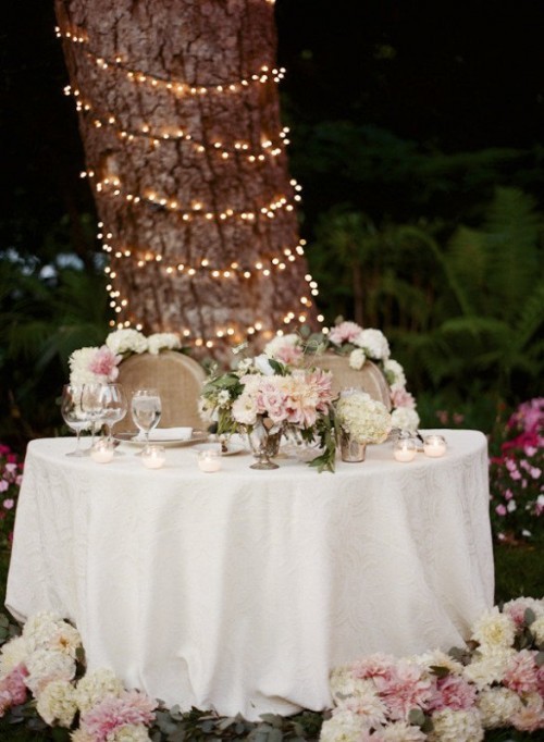 decorating-sweetheart-table