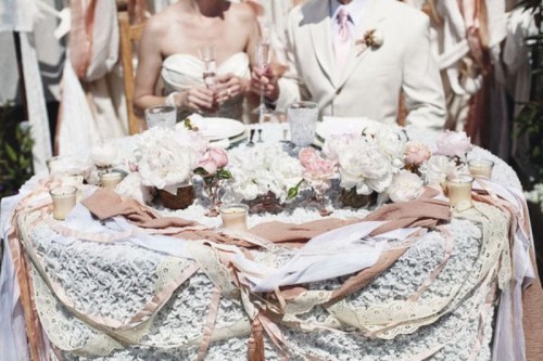 decorating-sweetheart-table