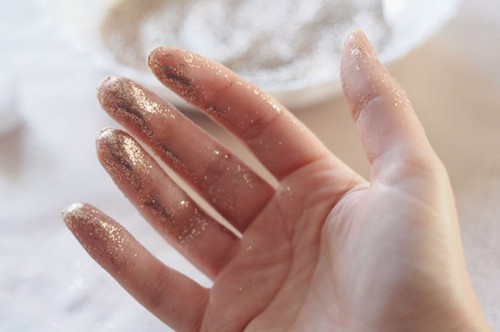diy-fancy-glitter-feathers