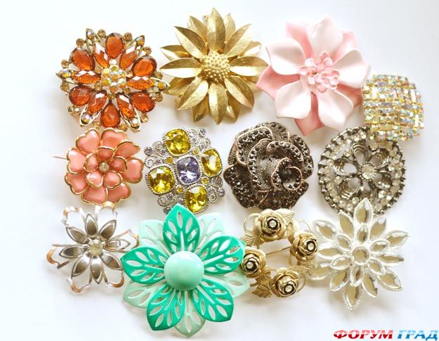 diy-vintage-brooch-escort-cards