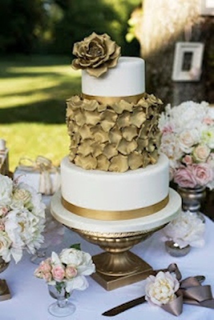 fascinating-gold-wedding-cakes