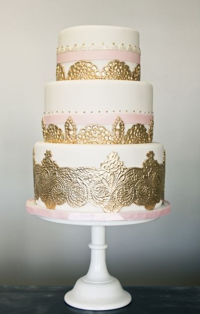 fascinating-gold-wedding-cakes