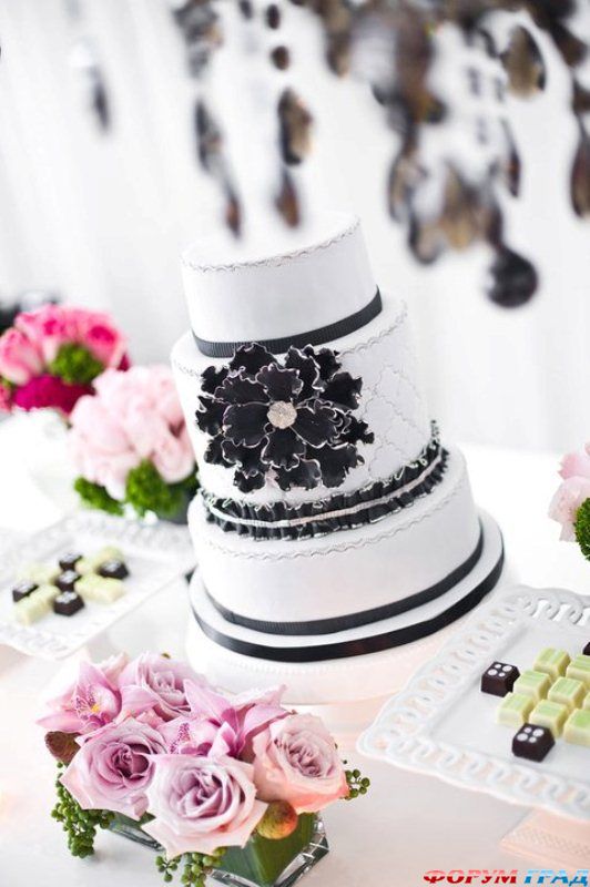 gorgeous-black-and-white-wedding-cakes