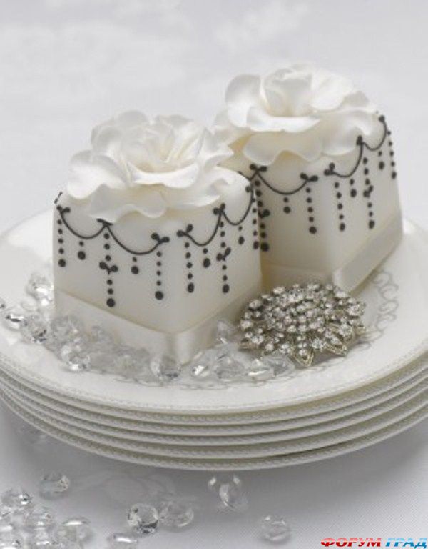 gorgeous-black-and-white-wedding-cakes