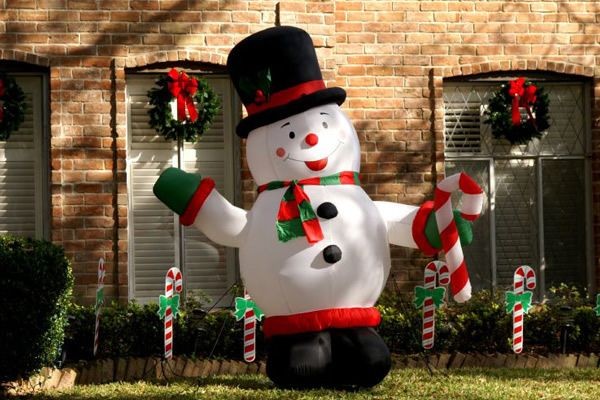 outdoor-inflatable-decorations-for-the-christmas-season