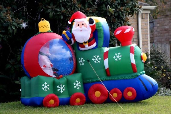 outdoor-inflatable-decorations-for-the-christmas-season