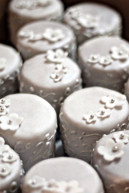 silver-and-white-winter-wedding-inspiration