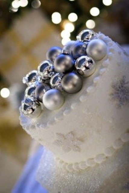 silver-and-white-winter-wedding-inspiration