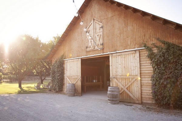 vintage-glam-barn-wedding