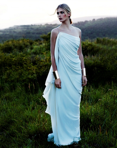 wedding-gowns-to-feel-a-goddess-by-amanda-wakeley