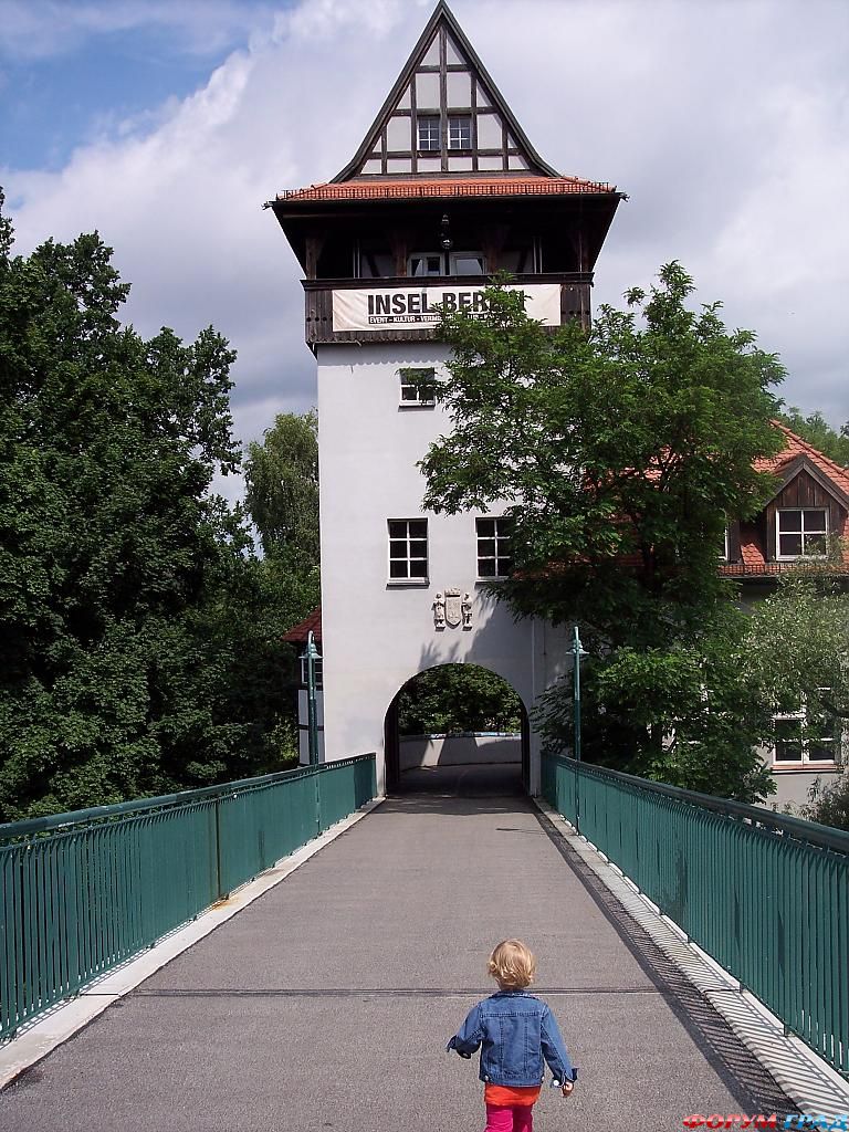 Мост с замочками любви Treptow Park-Jugendinsel