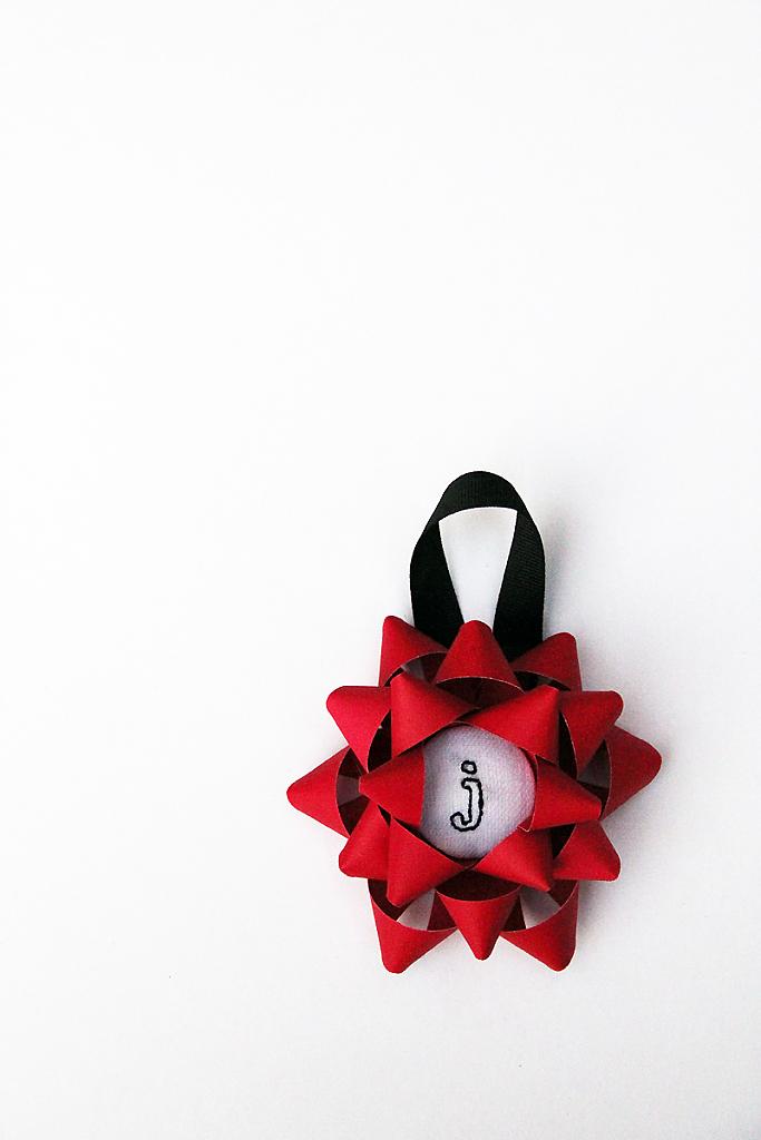 diy-embroidered-christmas-bow-ornamen-10