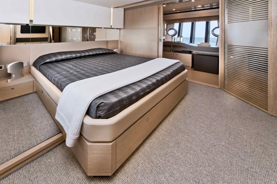 Яхта Ferretti 720