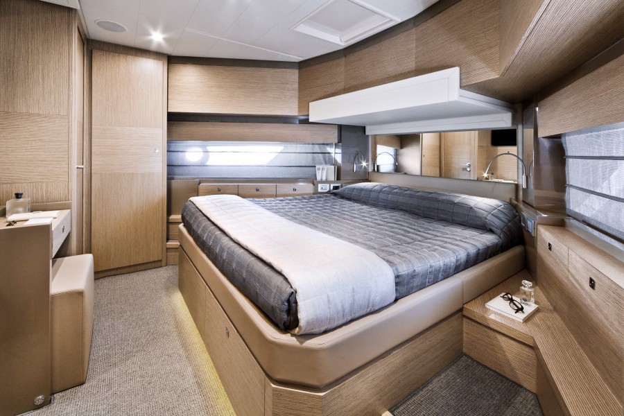Яхта Ferretti 720