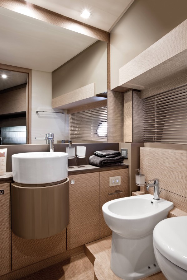Яхта Ferretti 720