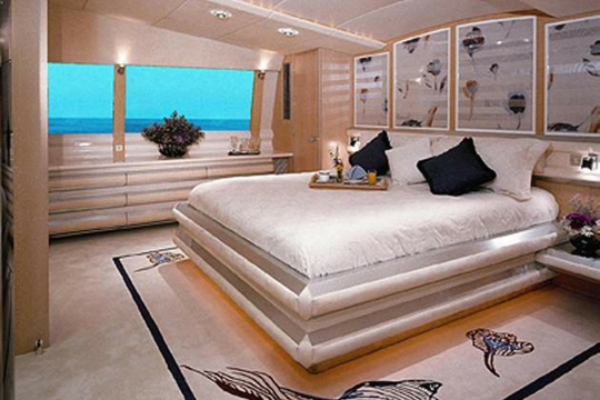 Спальня на яхте Mirage Motor Yacht