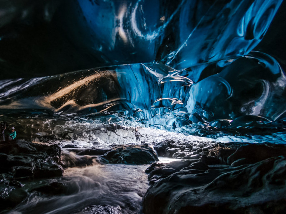 Ледниковая Пещера в Исландии имеет довольно большую площадь и выглядит очень таинственно, напоминая сказки о Снежной Королеве