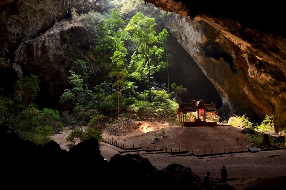 В Таиланде есть провал в скале, который был облюбован древними королями