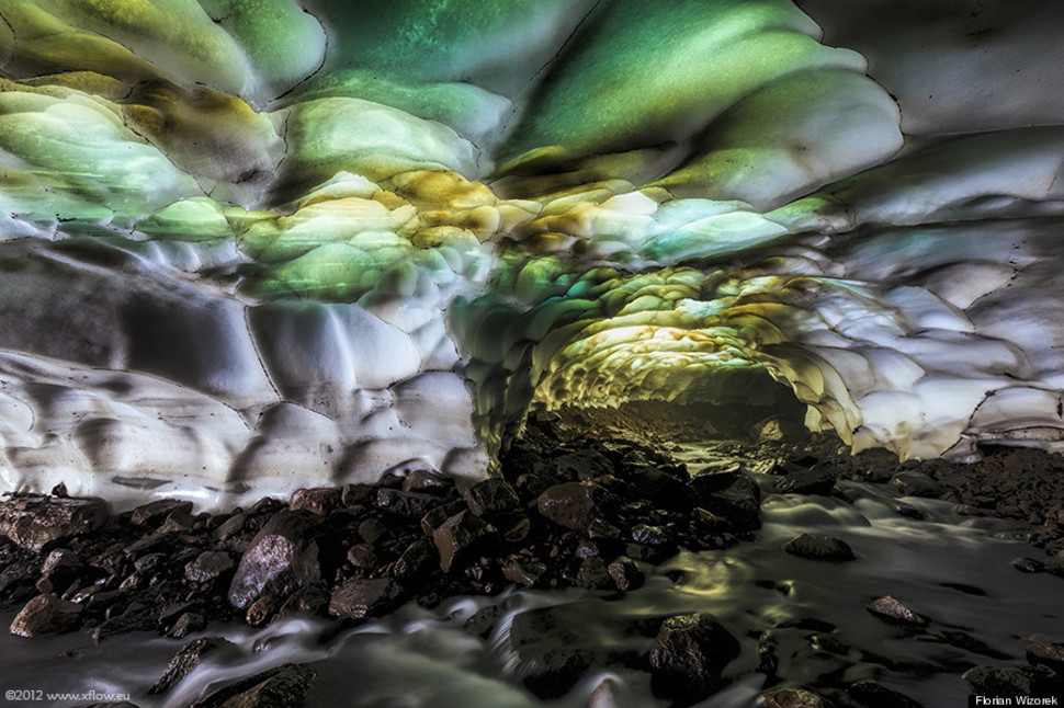 В России образовалась ледяная пещера, вызывающая самые невероятные ассоциации, рядом с вулканом Мутновского