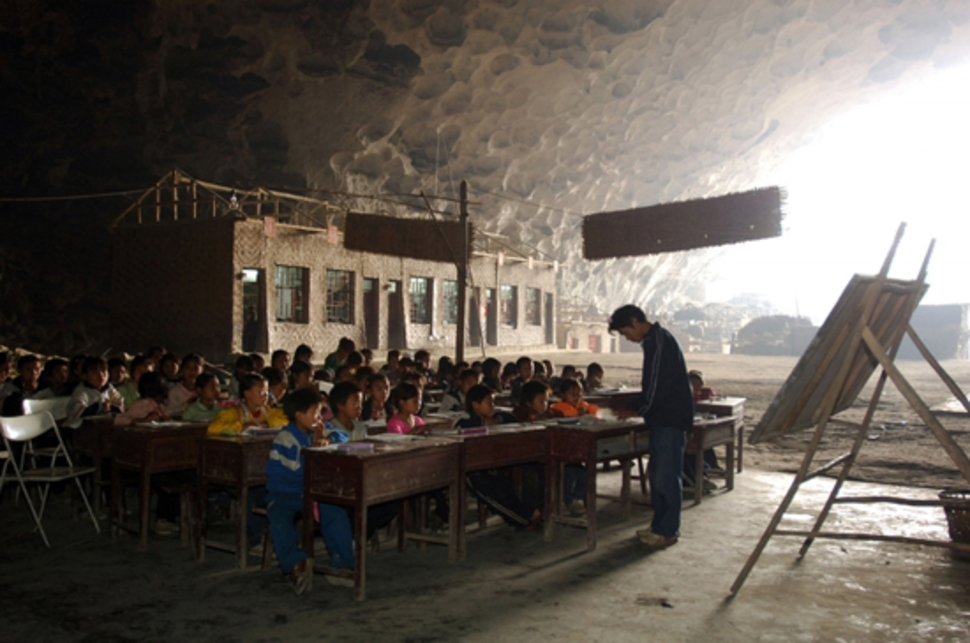 А вот в Китае классический подземный свод с просторным входом, залитый солнцем, был переоборудован в класс для учеников