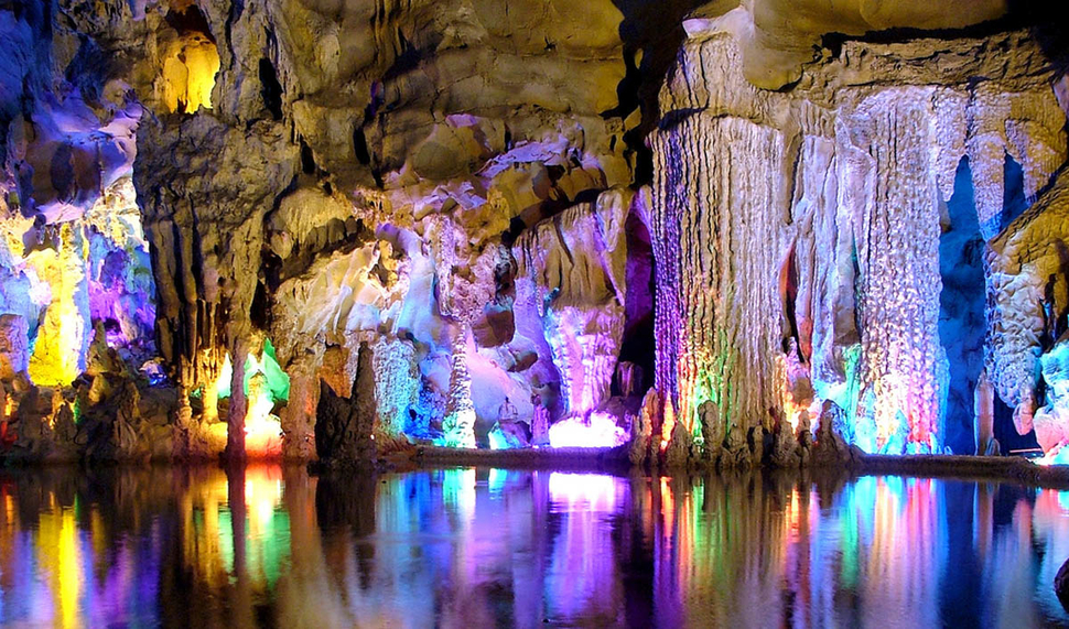 Красивые поверхности пещеры «Тростниковая флейта» в Китае подсвечены искусственно, но от этого волшебство не пропадает