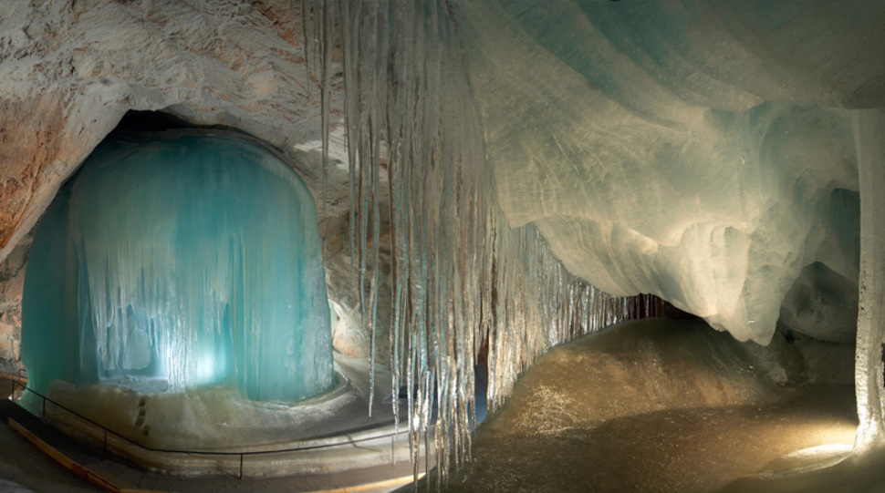 В Австрии же находятся самые большие ледяные пещеры