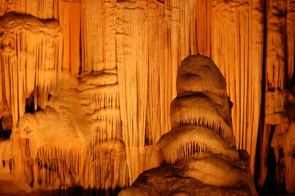 В Южной Африке можно найти пещеры, в которых когда-то жили люди. Но примечательны они именно своей структурой.