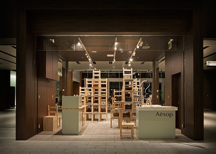 Aesop Midtown – игра со стульями