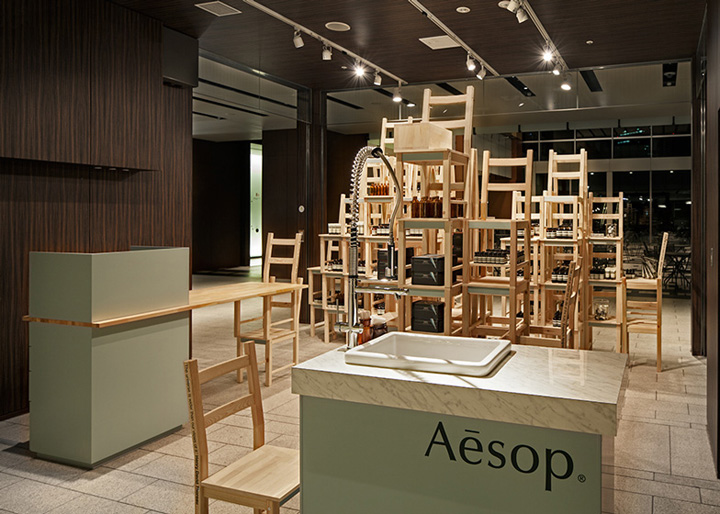 Aesop Midtown – игра со стульями