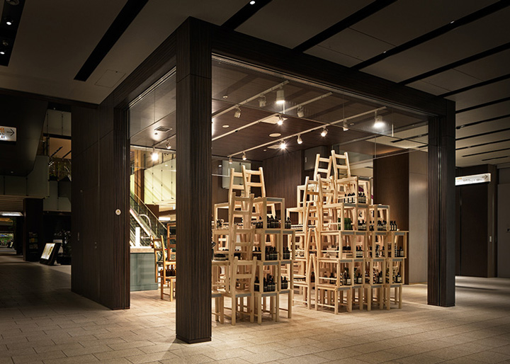 Aesop Midtown – игра со стульями