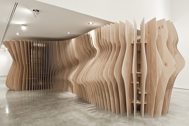 Фактурная деревянная поверхность замечательно гармонирует с белоснежным исполнением окружающих плоскостей, на фоне которых они выглядят крайне эффектно и креативно