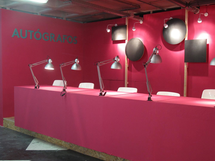 Рабочие места выставочного центра окрашены в розовые цвета