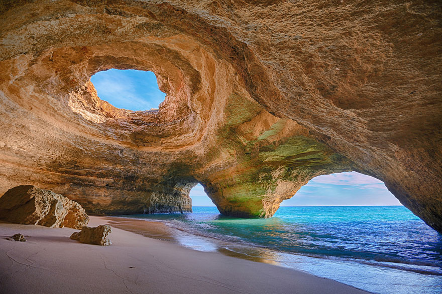 Португальский пляж с изумительным пещерным лабиринтом