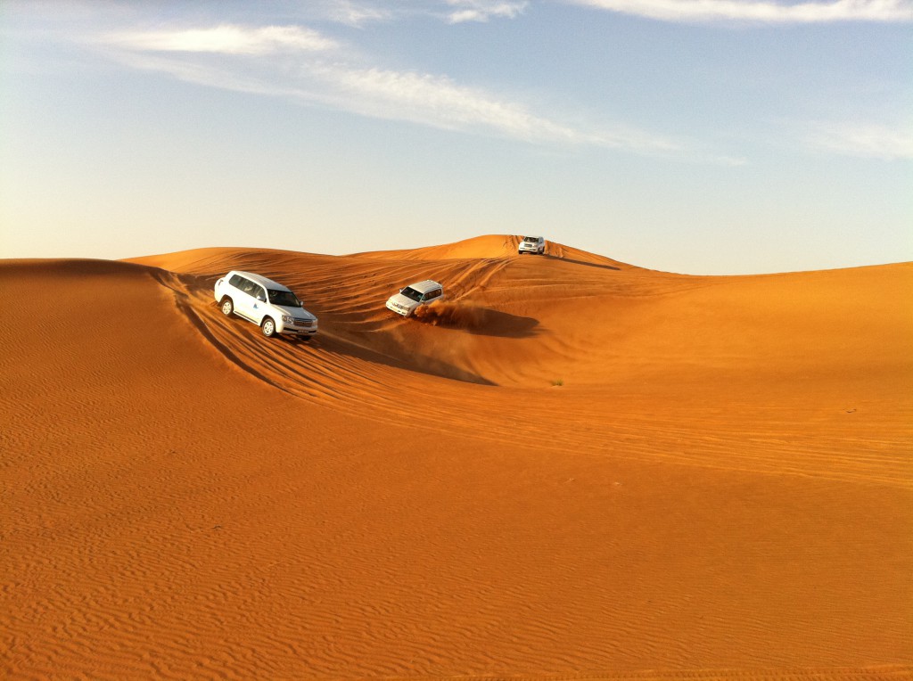 Машины ездят по пустыне
