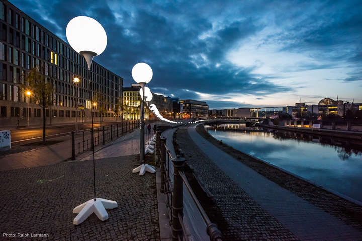 Осветительные установки около протикающей реки в Берлине