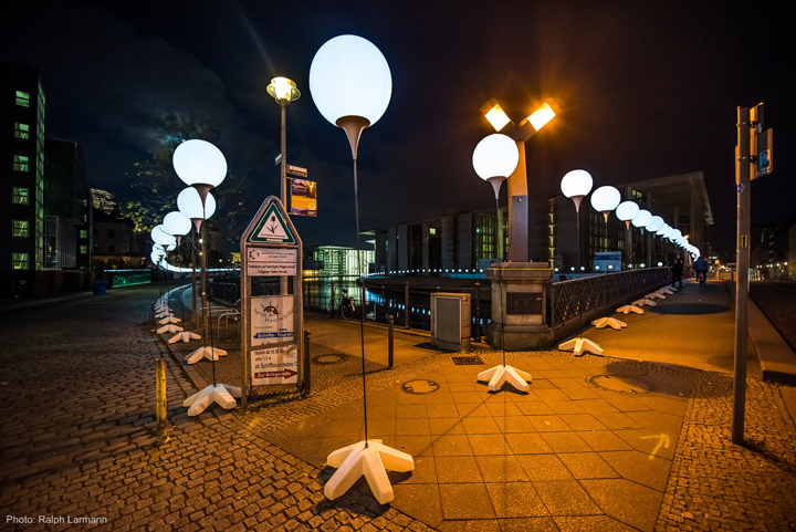 Осветительные установки по всей алеи в Берлине