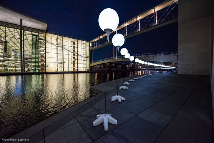 Осветительные установки на против большого торгового центра в Берлине