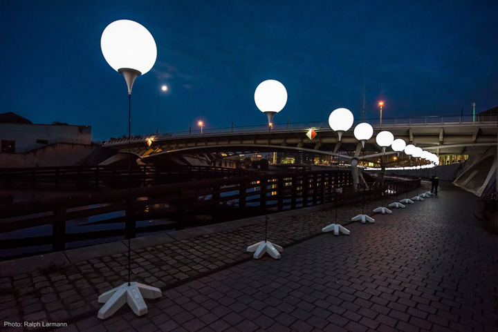 Глубокой ночью осветительные установки способствуют прогулки людей