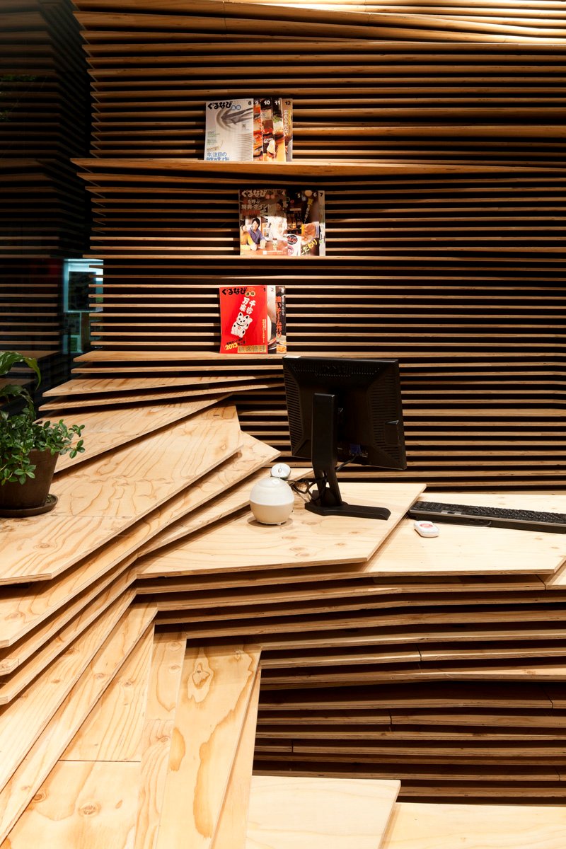 Креативный дизайн офиса Shun*Shoku с использованием сложенных листов фанеры