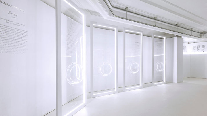 Оригинальные идеи в интерьере были поддержаны изумительными витринами, они представляют собой утонченные и лаконичные рамы со светодиодной подсветкой